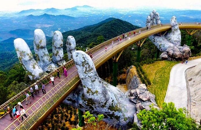 aranyhid-vietnam Olyan, mintha az egekben sétálnál! A vietnami Aranyhid talán a világ legcsodálatosabb alkotása
