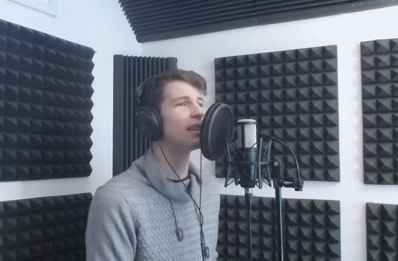 László Attila úgy énekli a 'Fehér Karácsony'-t, hogy abba te is beleborzongsz