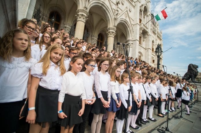 Nemzeti összetartozás napja - Gyermekkórus a Parlament elõtt