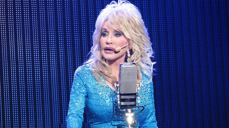 Dolly Parton csak 500 kalóriát eszik naponta, és nagyon lefogyott - így néz ki most az énekesnő