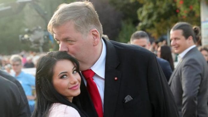 Schmuck Andor elválik 27 évvel fiatalabb feleségétől