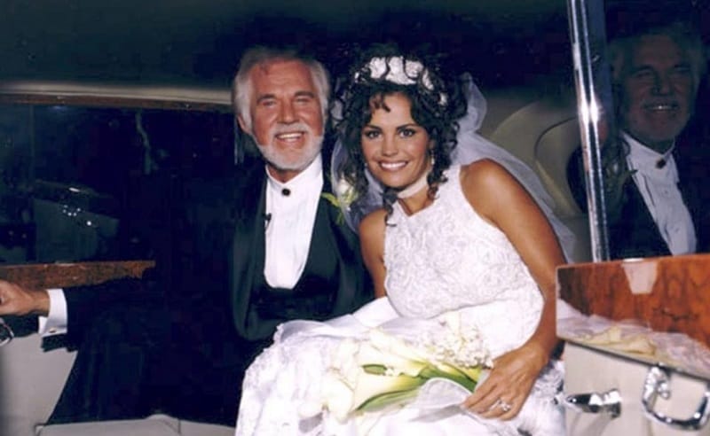 Kenny Rogers randira ment a barátai által ajánlott nővel, de a pincérnőbe szeretett bele