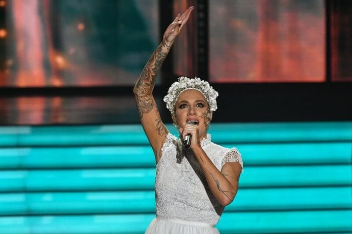 Tavasztündérként ragyogott a színpadon Tóth Gabi: népdal összeállításával mindenkit levett a lábáról