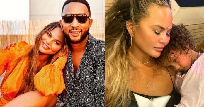 Chrissy-Teigen „Tényleg úgy érzem, mintha a hasamban mocorogna” - Chrissy Teigen a meg nem született gyereke elvesztéséről mesélt!