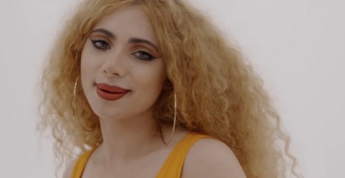 Opitz Barbi barna hajjal tűnik fel új videóklipjében: sokan testvéréhez hasonlítják