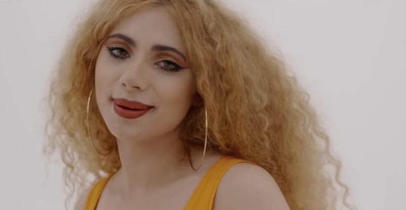 Opitz Barbi barna hajjal tűnik fel új videóklipjében: sokan testvéréhez hasonlítják