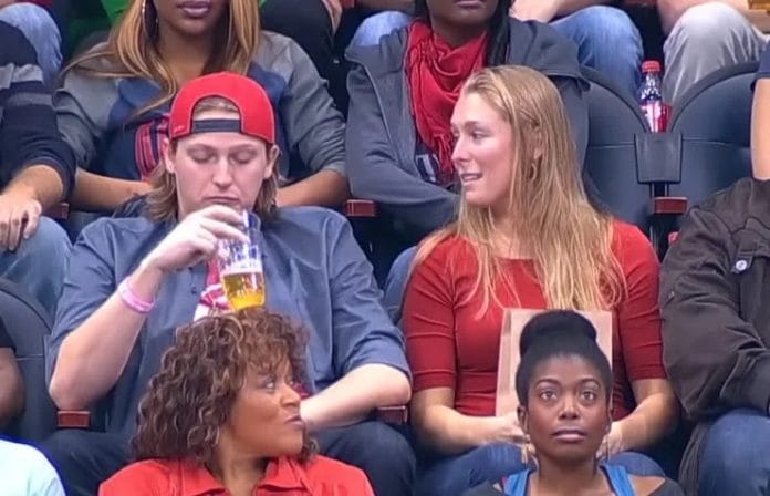 A srác nem akarja megcsókolni barátnőjét a “kiss cam” alatt, aki 