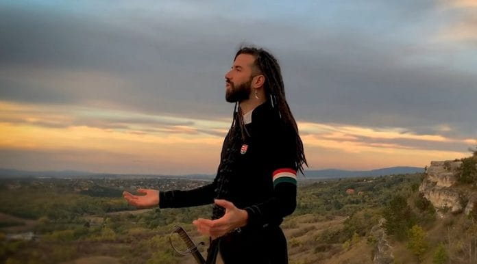 A raszta frizurás Varga Viktor felvette Petőfi gúnyáját és egy szikláról énekli a Himnuszt