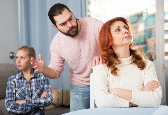 anyos Az anyós hosszú hónapokon át lehallgatta fiát és a menyét az ajándékba vett babafigyelőn keresztül!