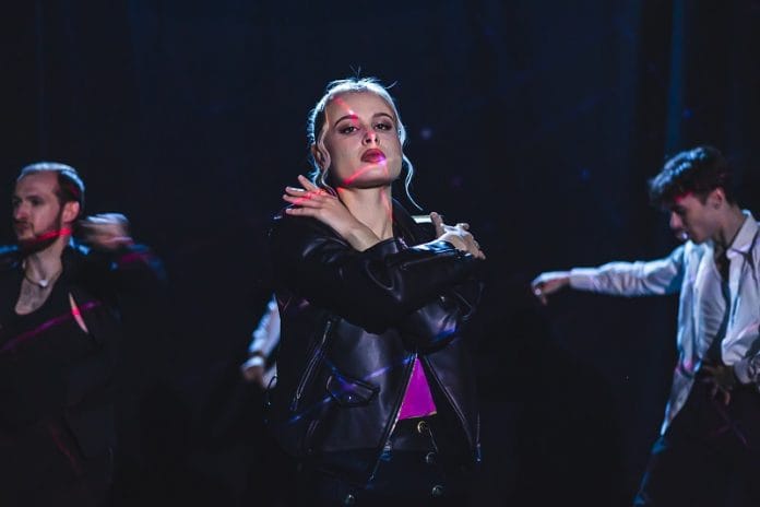 Hazudj nekem, kéri első dalában a ThisMustBeLove