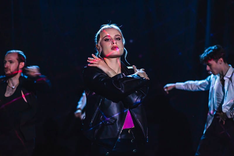 Hazudj nekem, kéri első dalában a ThisMustBeLove