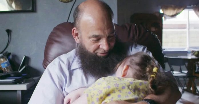 Az egyedülálló férfi beteg gyerekeket fogad örökbe, hogy gondoskodjon róluk utolsó napjaikban