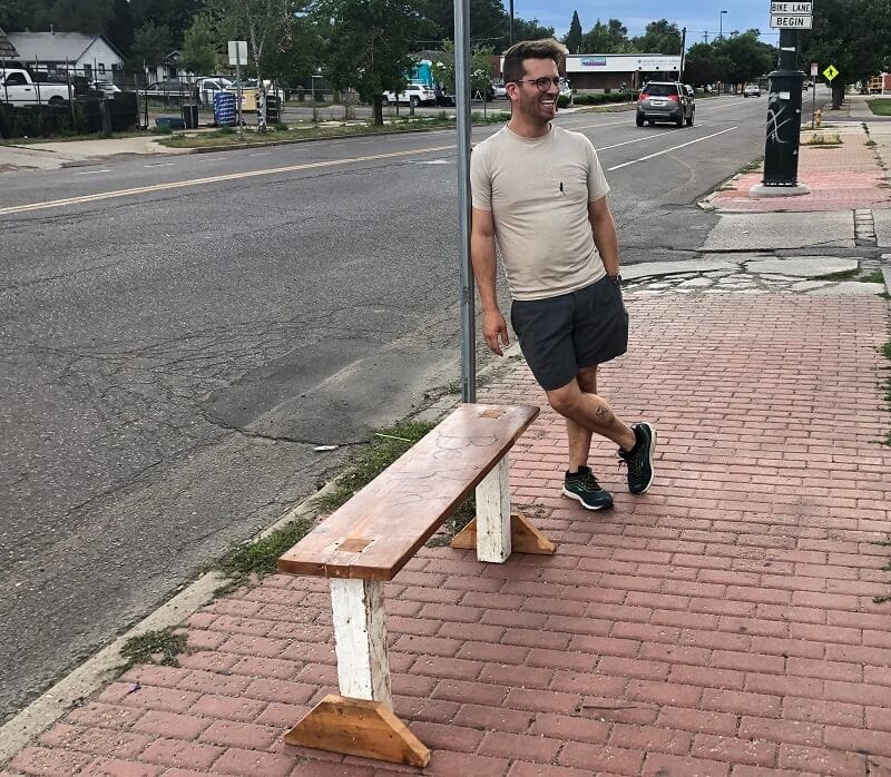 A férfi látta, hogy egy idős hölgy a földön ülve várja a buszt, most padokat épít a buszmegállókban