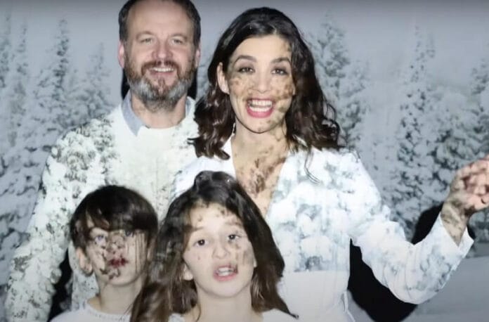 Futótűzként terjed Ördög Nóráék karácsonyi dala: imádják a rajongók a 'Hógömb'-öt