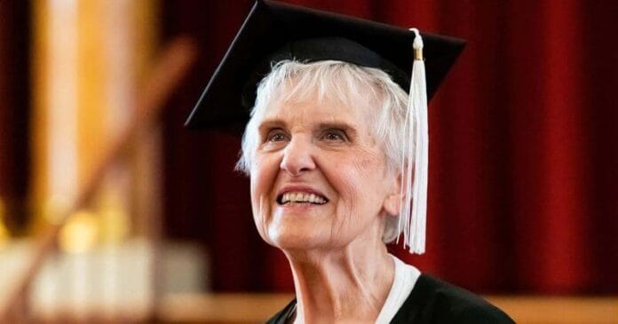 Joyce A 90 éves dédmama lediplomázott a főiskolán, melyet 71 évvel ezelőtt félbehagyott: „Soha nem lehet abbahagyni a tanulást”