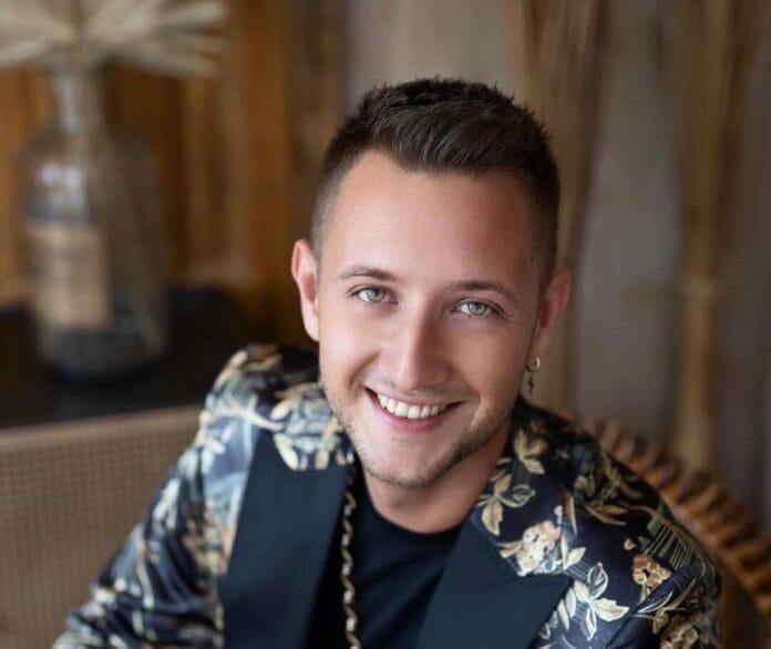 Megérkezett Peter Šrámek legújabb slágere: hallgasd meg a „Ki vagyok én?” című dalt