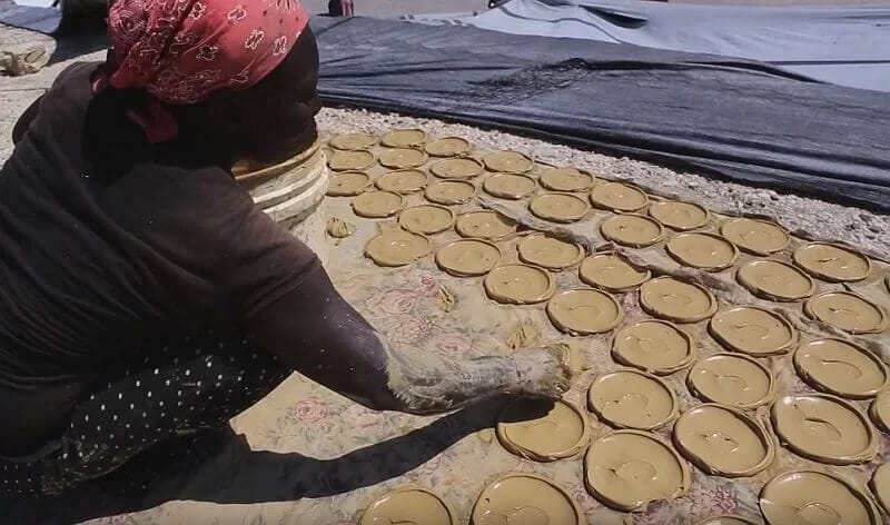 Haiti: a hely, ahol akkora a szegénység, hogy az emberek sárpogácsát esznek, hogy ne haljanak éhen