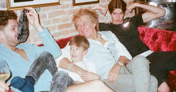 rod Rod Stewart gyerekei összegyűltek, hogy megünnepeljék apjuk 78. születésnapját – „Nem is kívánhatnék jobbat”