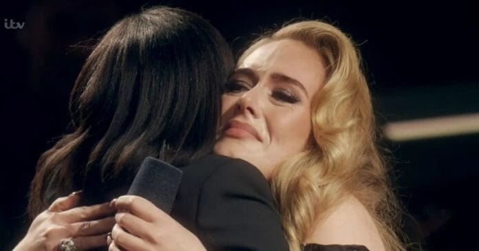Adele könnyekben tört ki, amikor 20 év után újra találkozott egykori tanárnőjével: „Tényleg megváltoztattad az életemet”