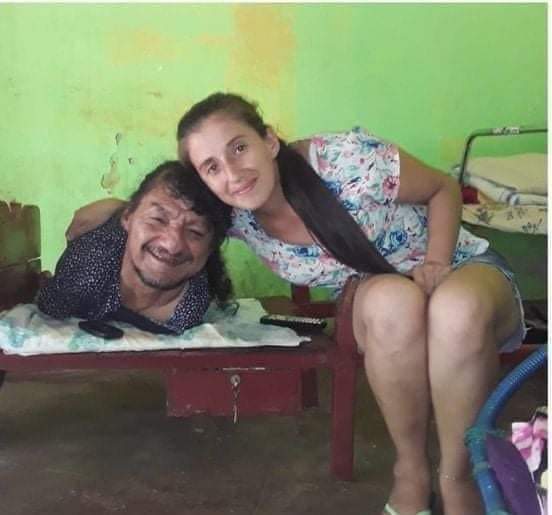 A férfi karok és lábak nélkül született, de édesanyja segítségével felnevelte két lányát, miután a felesége elhagyta