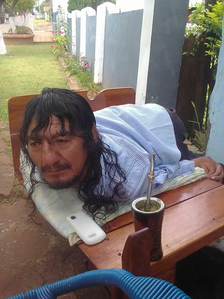 A férfi karok és lábak nélkül született, de édesanyja segítségével felnevelte két lányát, miután a felesége elhagyta