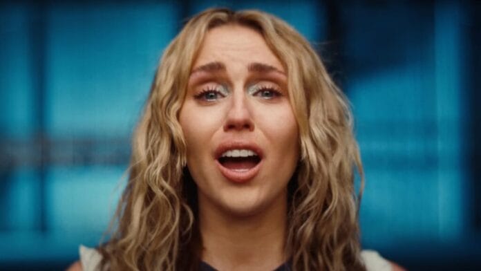 Berobbant Miley Cyrus új slágere: könnyek között énekel a kamerába az énekesnő