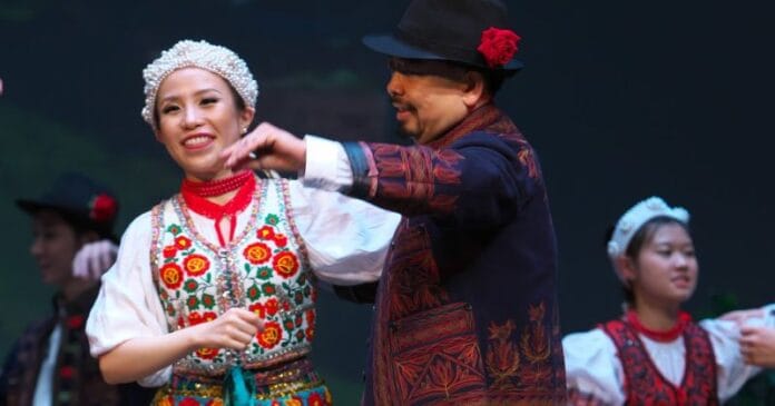 A hongkongi Knack Cordial úgy járja a magyar néptáncot, hogy attól a te szemed is kikerekedik