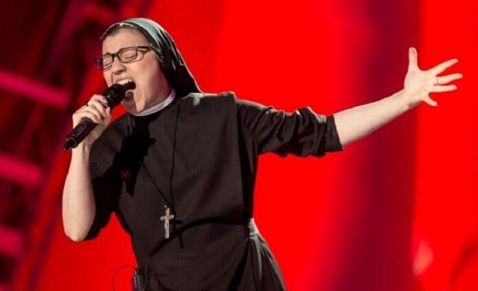 Az apáca, aki megnyerte az olasz The Voice-t, kilépett a rendből - ma már fel sem ismernéd, ha meglátnád!