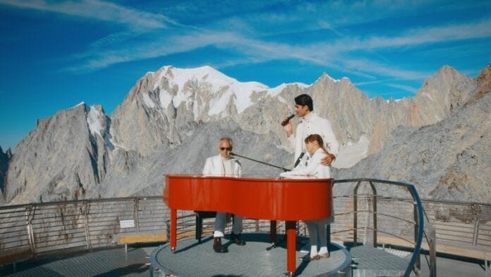 Andrea Bocelli és gyerekei egy gyönyörű karácsonyi dallal készül az ünnepekre