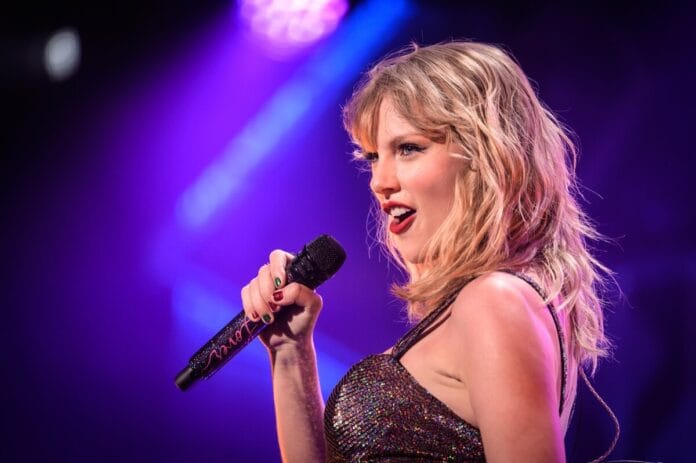Rajongók szúrták ki, hogy Taylor Swift szokatlanul fogja a tollat - az énekesnő ezzel gyakorlatilag új divatot teremtett