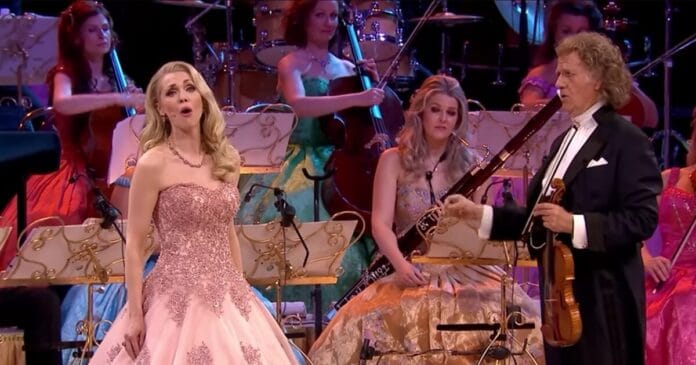 A gyönyörű operaénekesnő a világ legszebb áriáját énekli André Rieu koncertjén, a közönség pedig sír a meghatódottságtól!