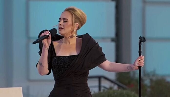 Adele az egyik legszebb dalát adja elő: lélegzetelállító hangjával mindenkit lenyűgöz