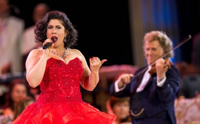 A gyönyörű énekesnő olyan bulit csapott André Rieu koncertjén, hogy egy emberként tombolt a közönség