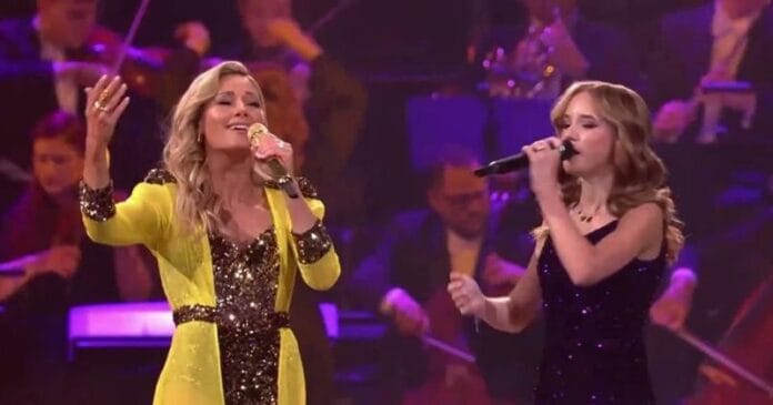 Az énekesnő és a 16 éves lány úgy énekelték ezt a francia dalt, hogy a végére a közönség állva tapsolt