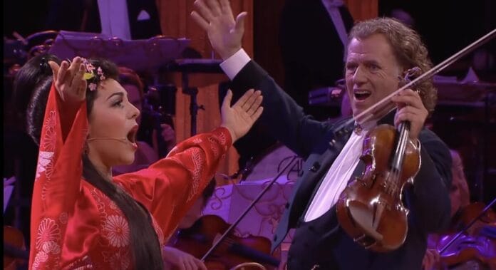 andre-rieu-pillangokisasszony A Pillangókisasszony áriáját adta elő a gyönyörű énekesnő André Rieu koncertjén, mindenki sírt a nézőtéren!