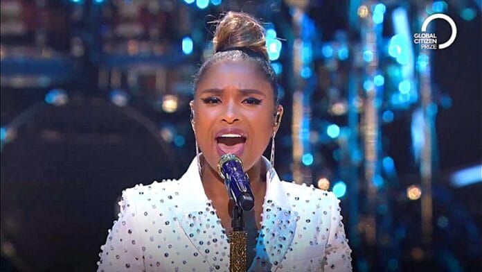 Jennifer Hudson énekel