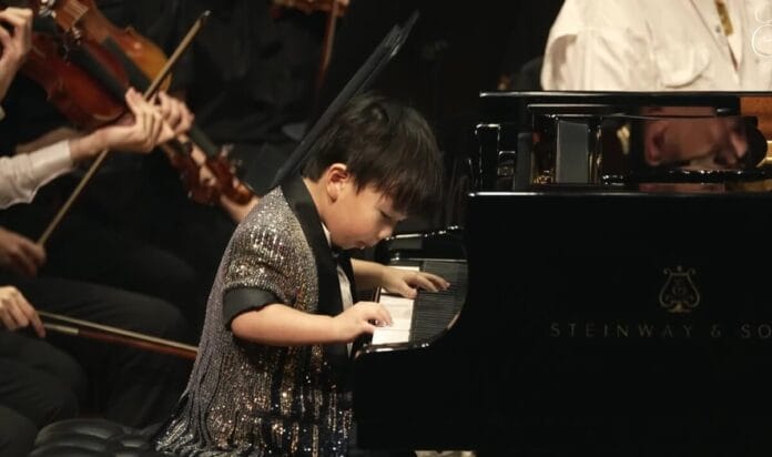 Úgy játszik a zongorán a 3 éves kisfiú, mintha Mozart reinkarnációja lenne