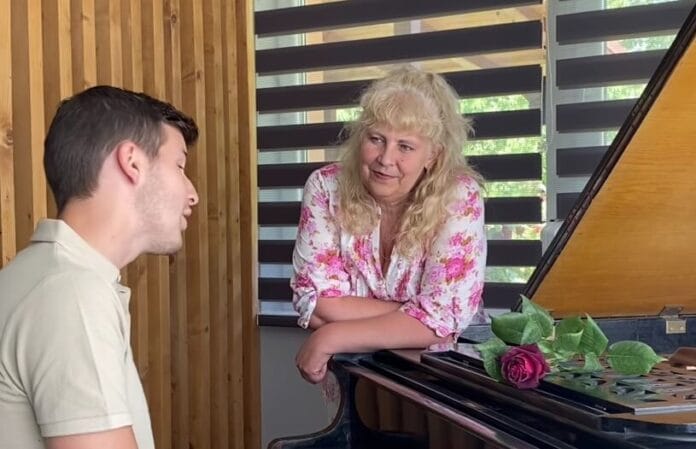 László Attila és édesanyja a zongoránál énekelnek