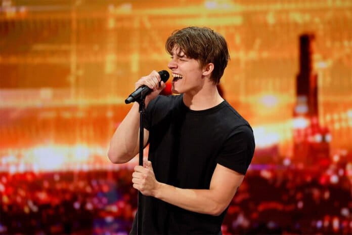 Alex Sampson Alex Sampson az America’s Got Talent tehetségkutatóban saját dalát énekeli
